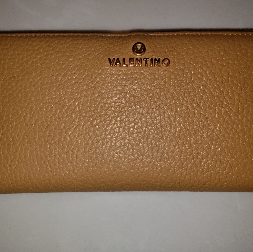 Valentino By Mario Valentino

Women's Farle